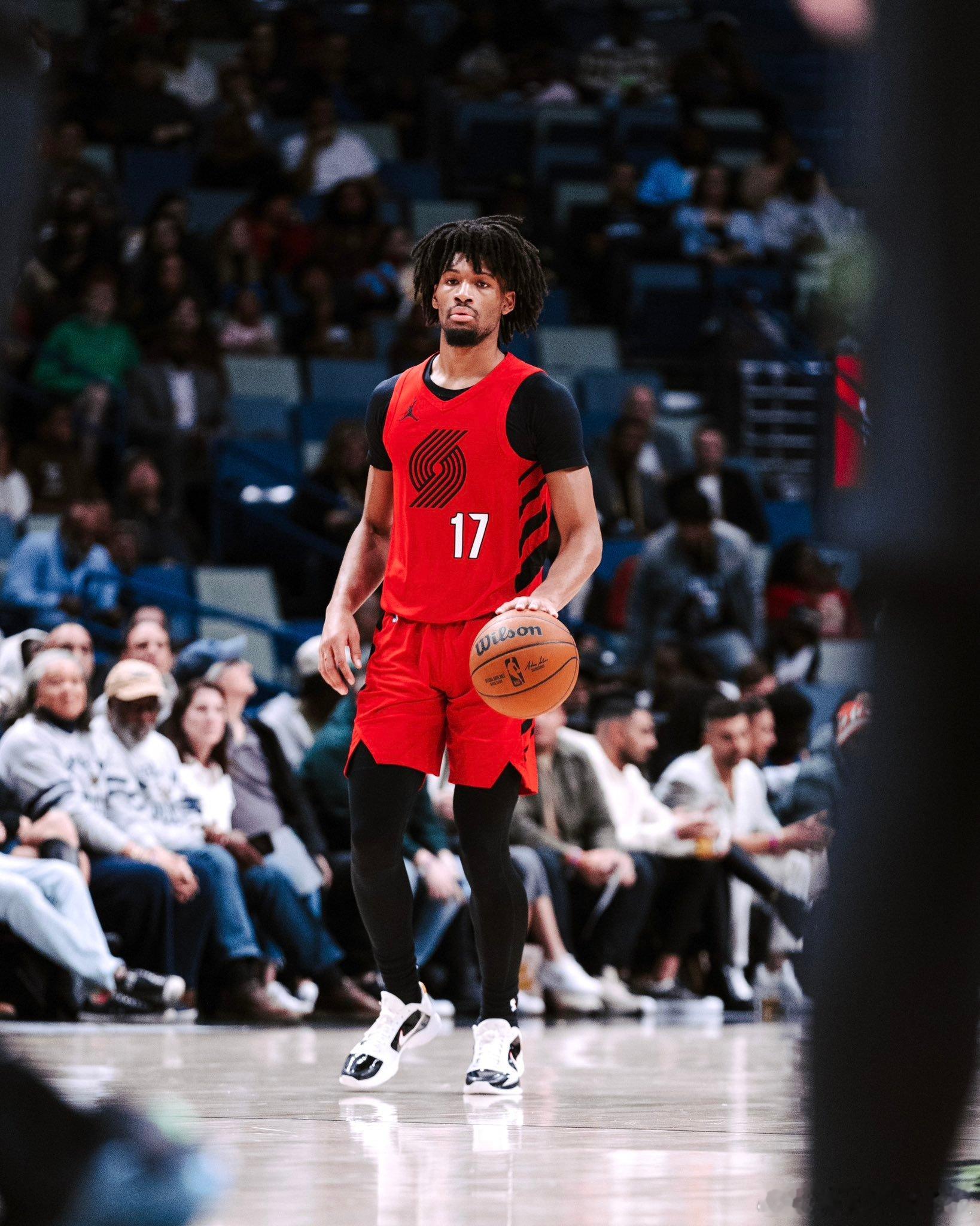 开拓者官方表示，谢登-夏普的左侧腓骨出现应力性反应。夏普将在约4–6周后接受复查