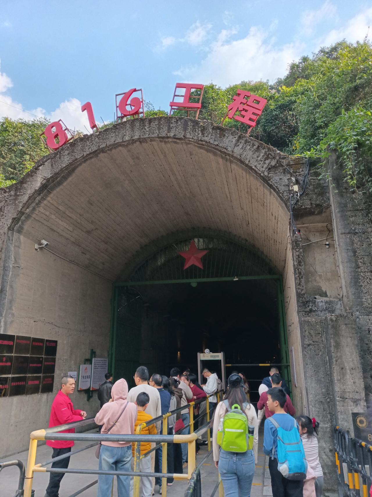 五一去′挤热门景区，我坚决投反对票。就说去年五一我去某著名古镇，人多得像下饺子，