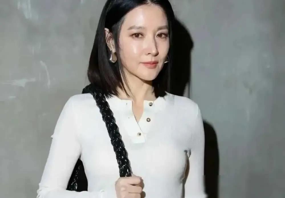 “大长今”好像改头换面一样，让人几乎认不出是李英爱来。大长今当年有多火，看看现在