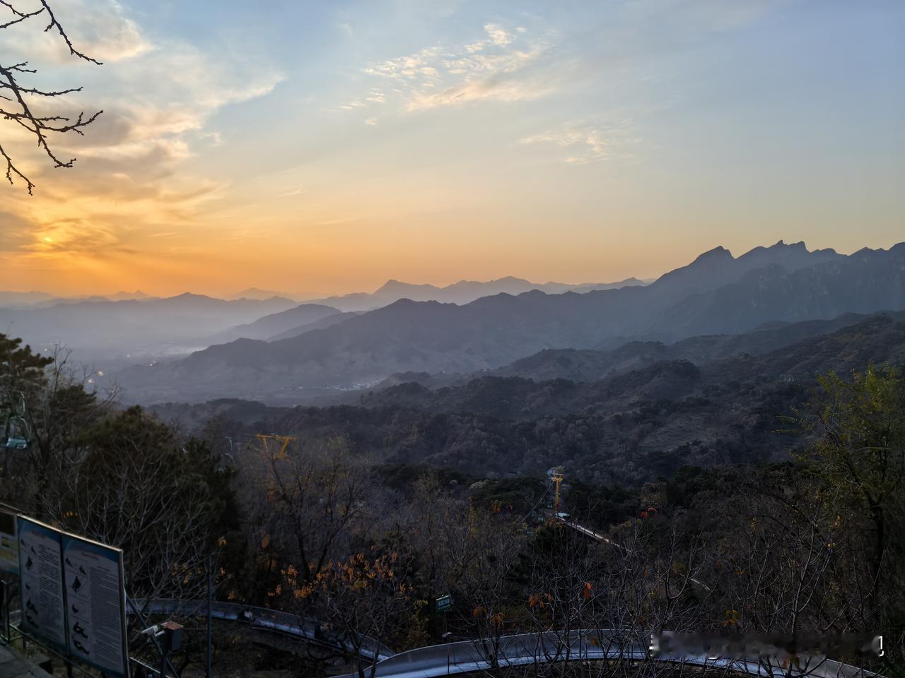 广东省、江苏省、四川省放秋假，一个人多、一个钱多、一个玩心大。

以往放假大家都