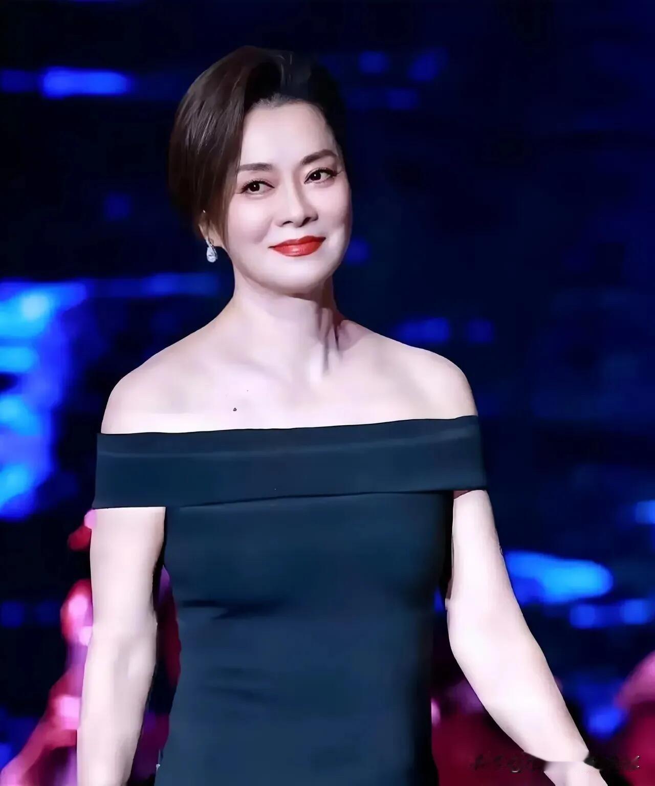 她年轻的时候长相没有宋祖英那么漂亮，但她个子高挑，有170的标准身高，这在女歌手
