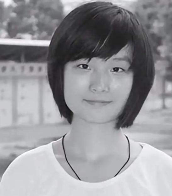 1999年，湖北687分文科女状元戴柳，被父亲偷改志愿错失北大，后来戴柳在外漂泊