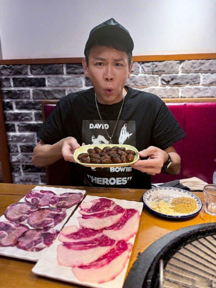 陶喆 食物链底端的男人没有人能拒绝得了陶喆，吃上了东北炸蚕蛹，而且变成了食物链底