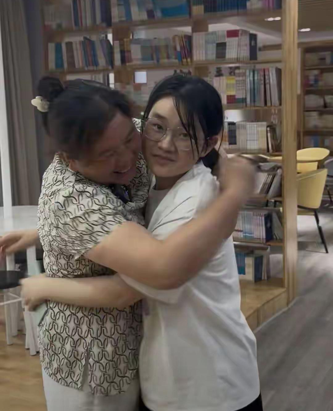 全网破防！工地扛钢管的妈妈，养出高考屏蔽分的学霸女儿！
 
真正顶级的家庭教育，