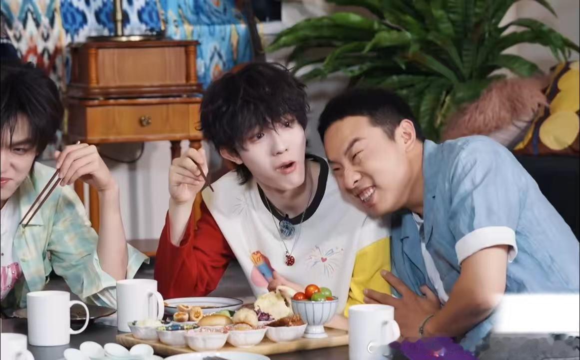 朱志鑫的一生嘎嘎的朱志鑫命很苦的感觉一路向海的少年 朱志鑫不吃蔬菜被志胜劝，结果
