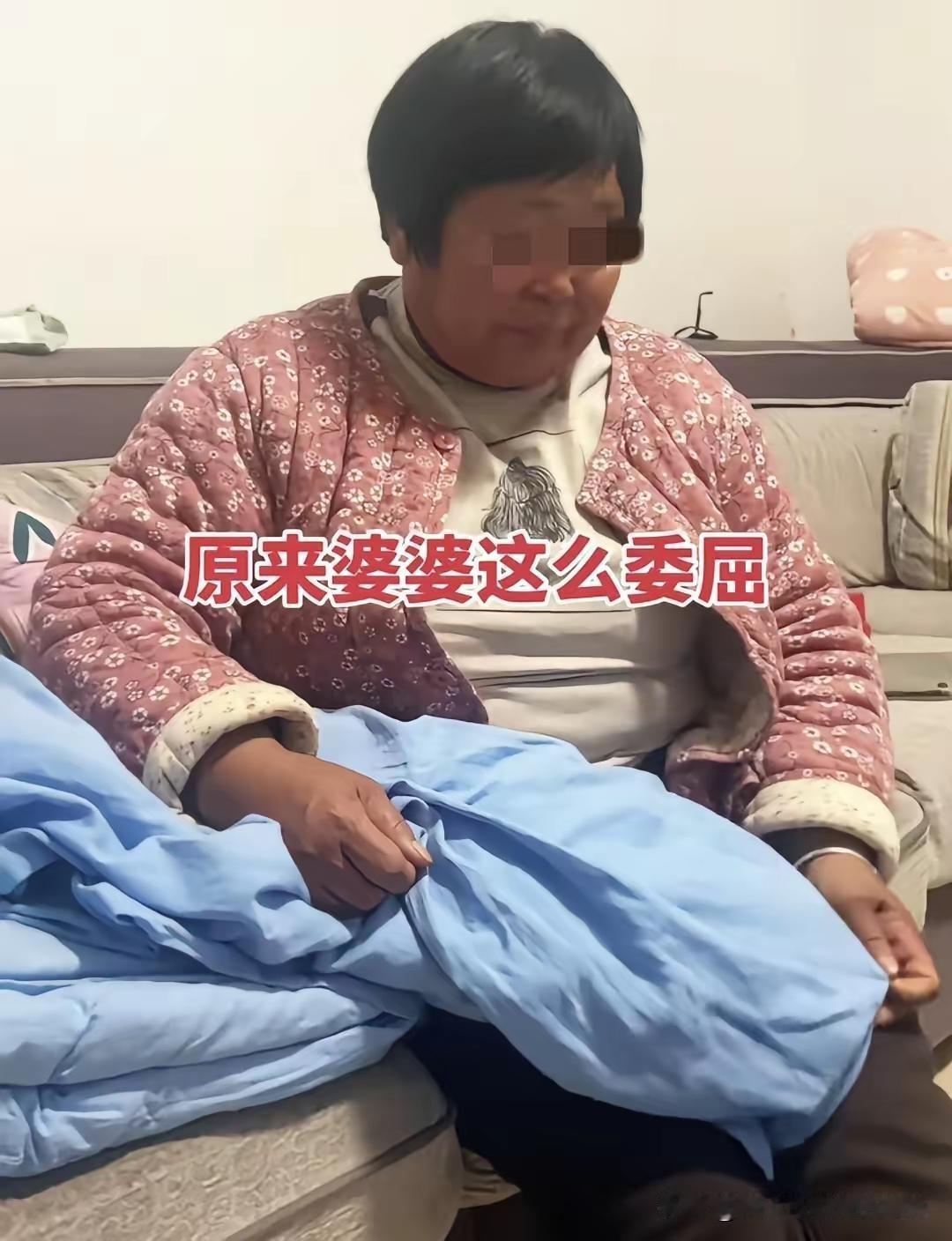 看哭了！河南，女子发工资了，给婆婆转了1000块钱，婆婆突然红了眼圈，声音沙哑地