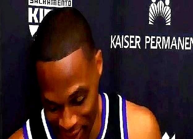 “24+11+8，却连第四节板凳都焐不热。”

国王把威少锁进西装，只为让记分牌