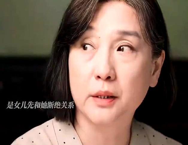 越优秀的女儿，在母亲眼里往往越不值钱。
 
热播剧《纯真年代的爱情》里，孔琳饰演