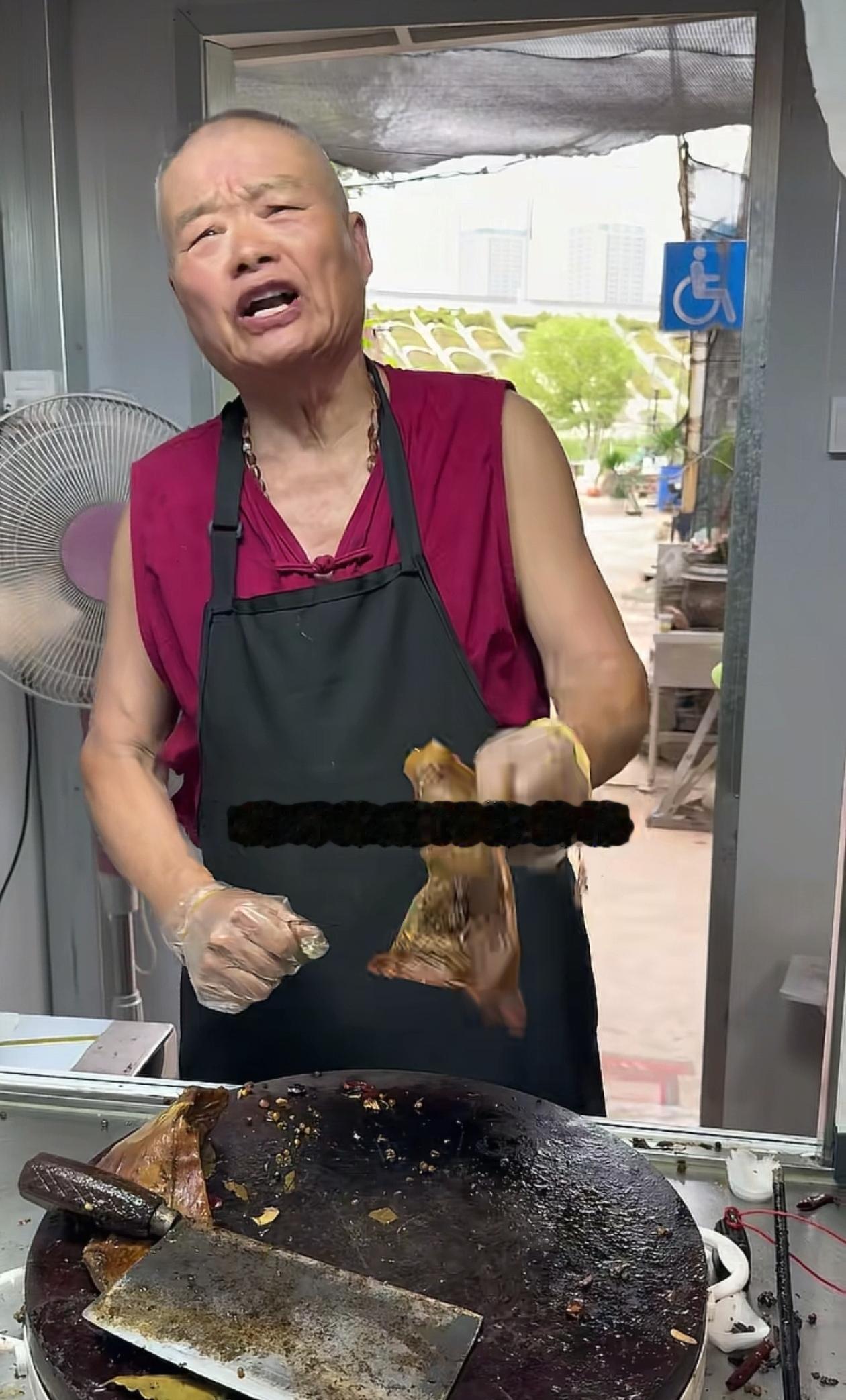 不给问价格的卖卤菜怪老头服软了，店内已经明码标价，但脾气还很暴躁，多问一句就要拿