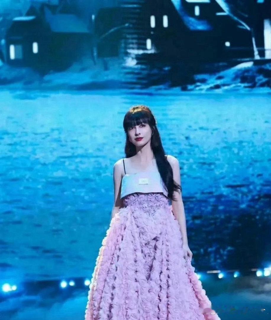 吴昕如今气质蜕变，颜值气场焕然一新，整体变化惊艳，颜值提升满满。 