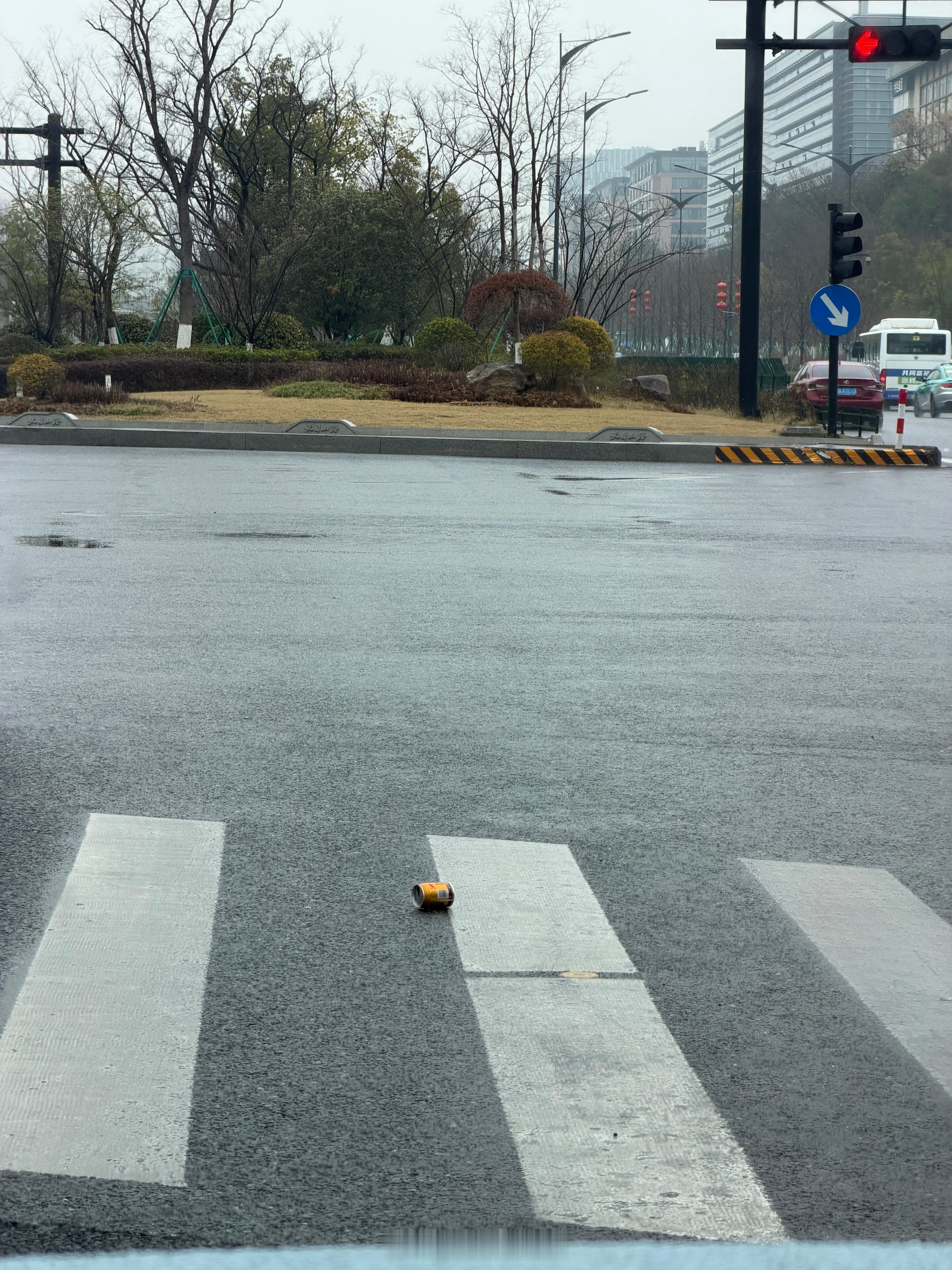 最讨厌的两件事一个就是马路上乱扔这种罐头还有一个就是公共场合随时抽烟尤其是男厕所