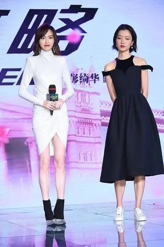 太夸张了吧！

万万没想到，唐嫣的身材比例竟然这么好啊！即使和超模杜鹃同台合照中