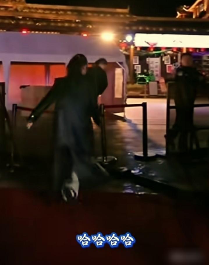 老公手刚搭上“小敏敏”的腰，主播海莉当场黑脸，抄起东西就追着打。你以为撞见豪门内