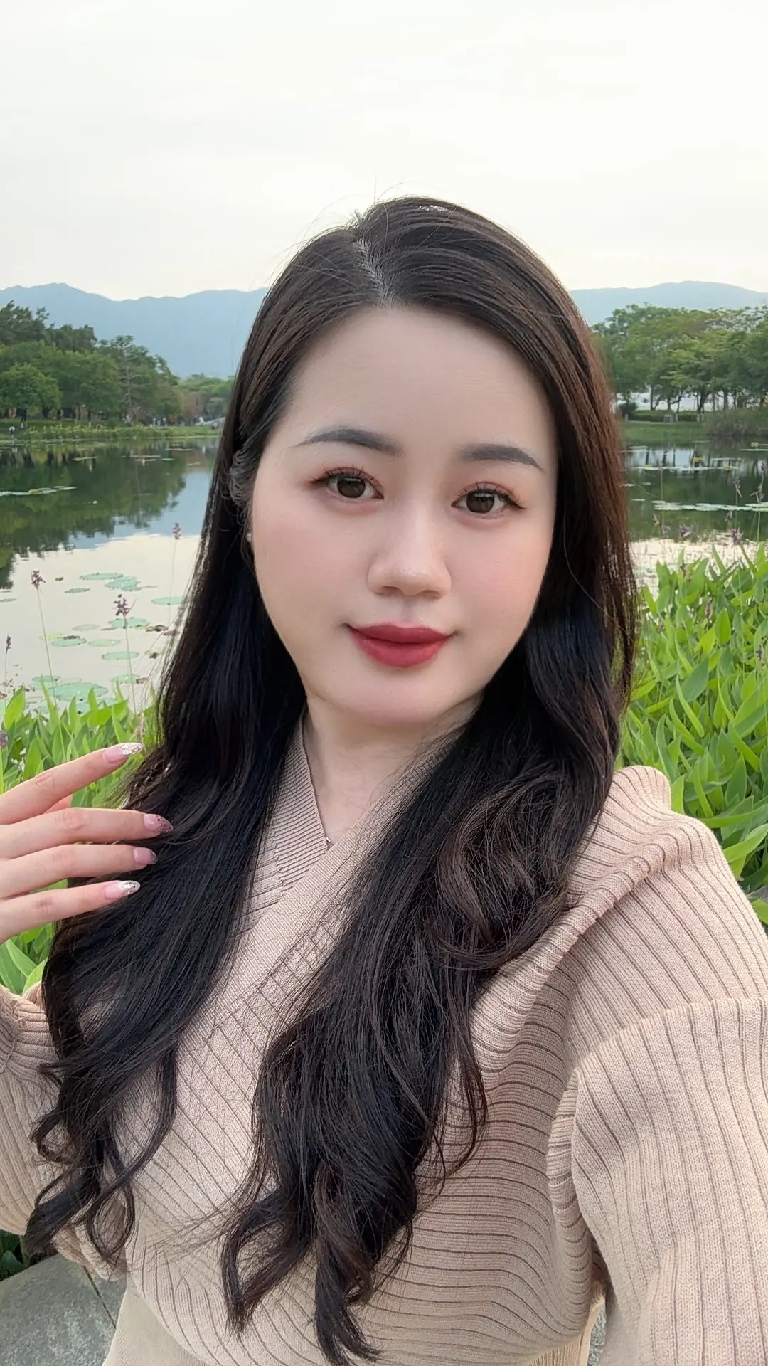 在细碎的生活里，一个能看懂你辛苦的人，胜过一群能看懂你笑的人……
