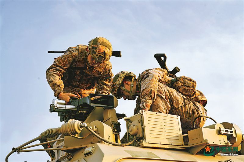 前不久，新疆军区某团组织多课目专业集训。图为检修装备。 