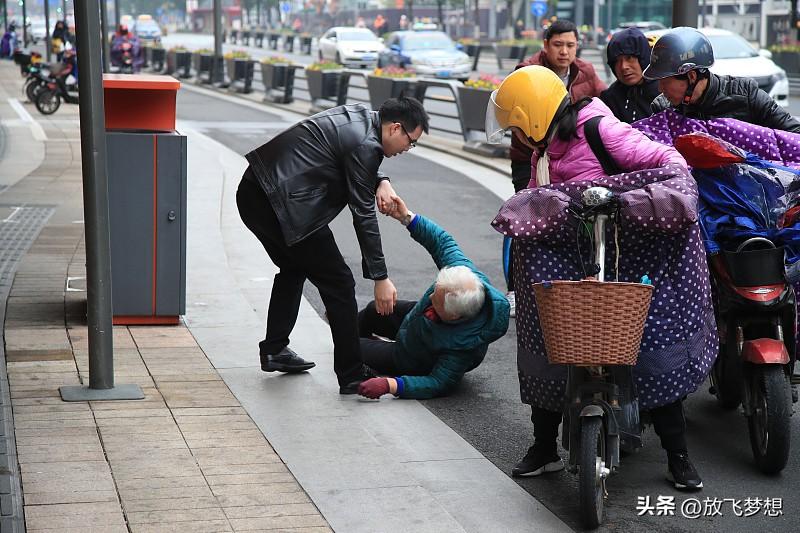 现在讹人的人好像真越来越多了，这现象真让人闹心。就拿扶老人事件来说，之前有新闻报