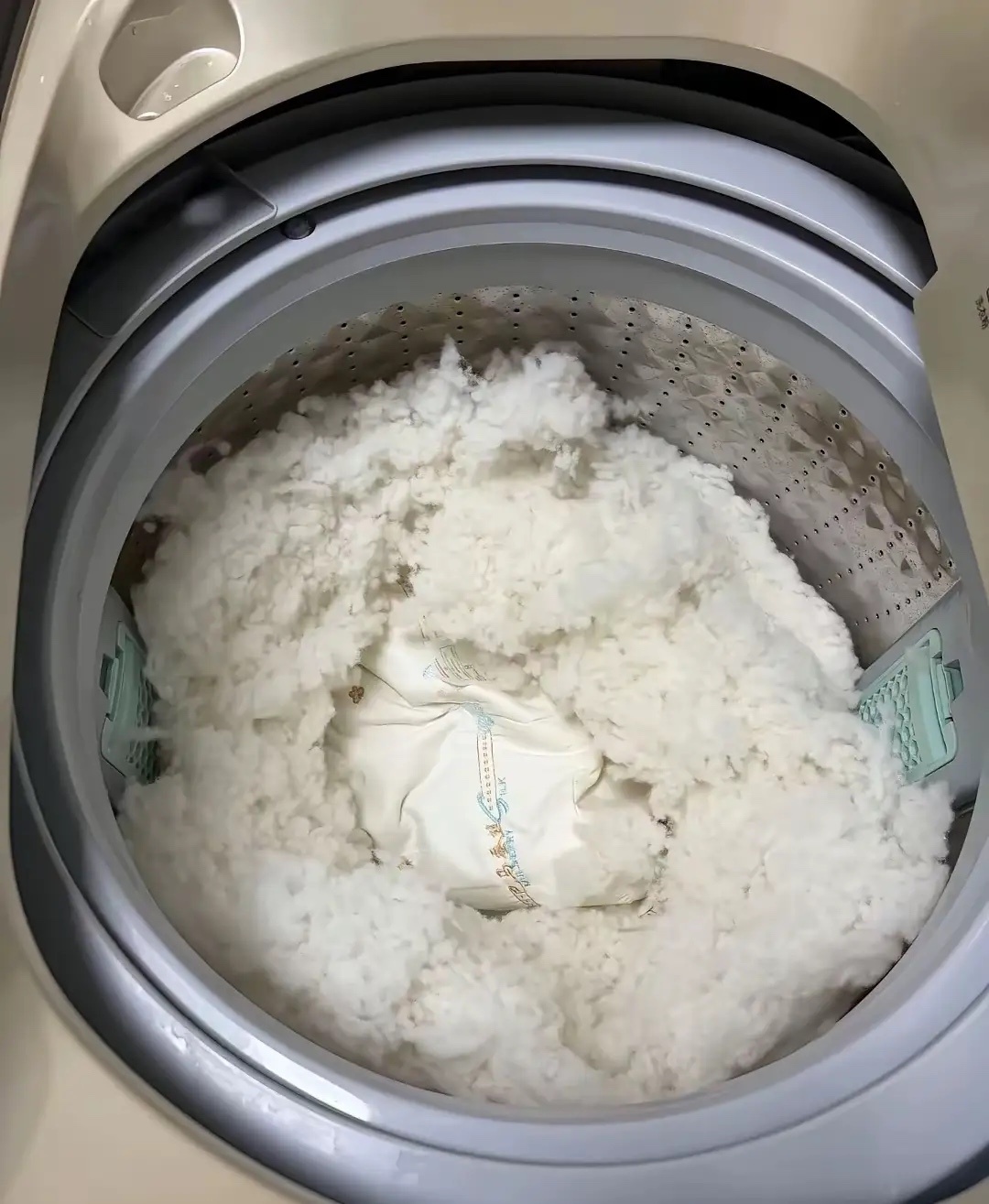 我敢打赌，99%的人会跟我一样把这个给看错，大家再仔细看第二眼，这个到底是啥？ 