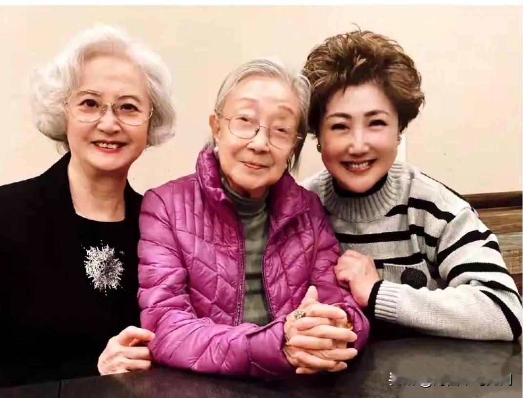 2022年，这是时年79岁的京剧名家杨春霞与时年99岁的京剧余派坤生大师张文涓、