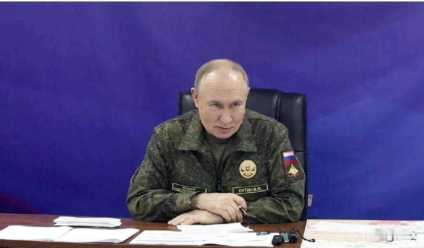 普京身着戎装宣示强军！俄先进武器永远握在可靠之人手中
 
当地时间2月23日，俄