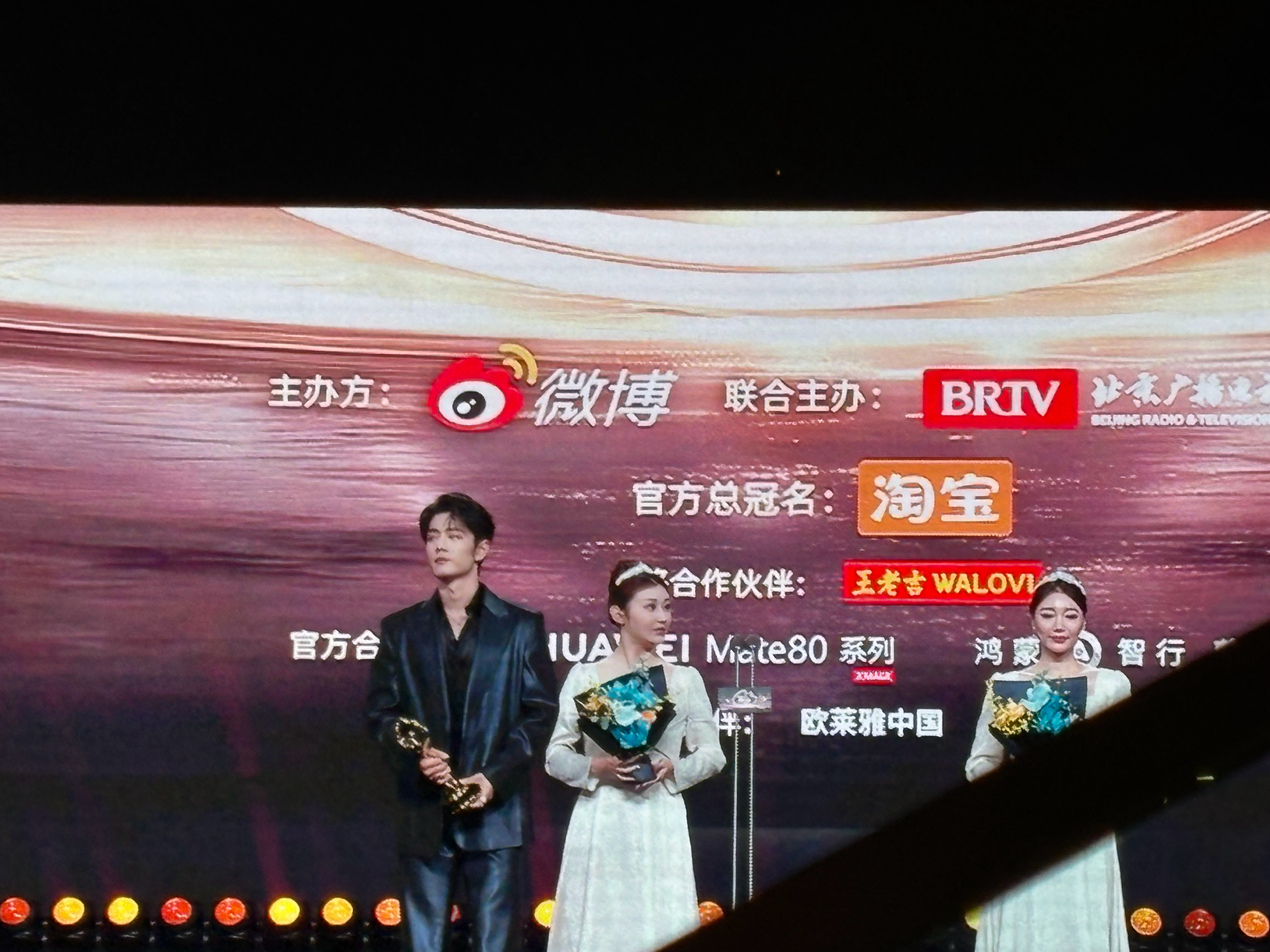 肖战2025微博KING杨幂2025微博QUEEN 恭喜 