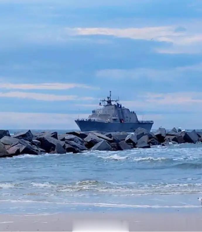 美海军自由级濒海舰 LCS 7 “底特律”号抵达佛罗里达州梅波特，它退役了。这艘