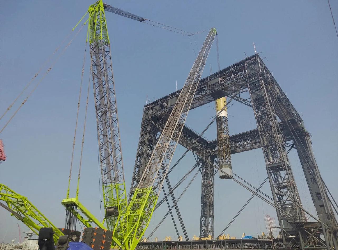 图为长征十号一级测试模型进行级间电缆夹持测试，这个新鲜的火箭回收方式连老外都坐等