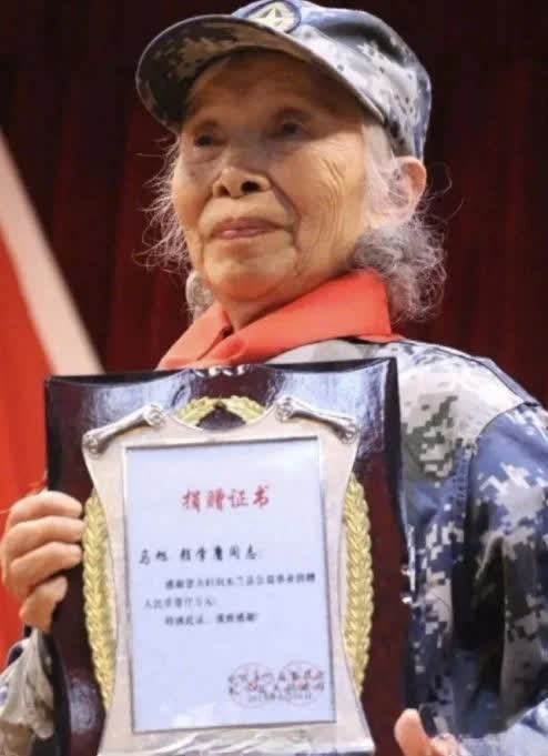 请大家别吝啬，为女英雄点10000个赞！她就是中国首位女空降兵马旭！她1933年