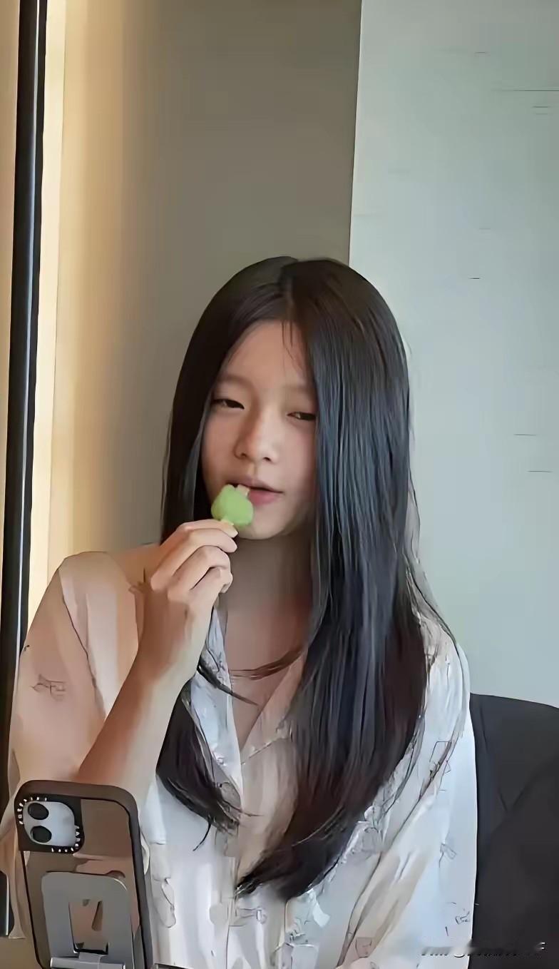 小玥儿真的越长越好看了，一头长发温柔又清秀，眉眼间确实很有妈妈大S当年的神韵，清