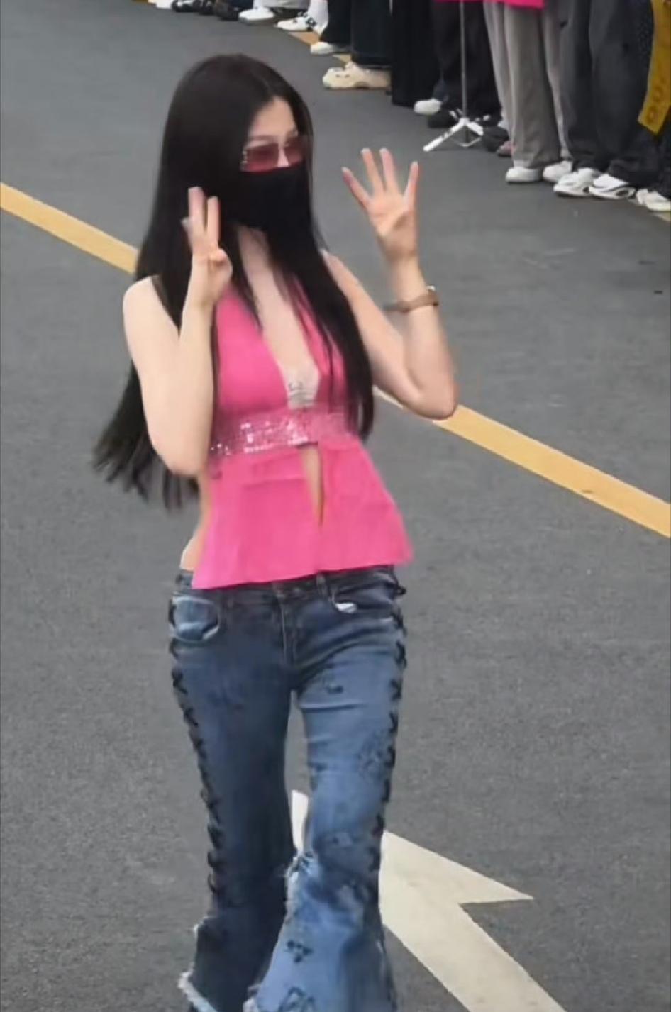 虞书欣这一身可以算是奇装异服了吧[泪奔]身材条件这么好，但是时尚感真的差一点，她