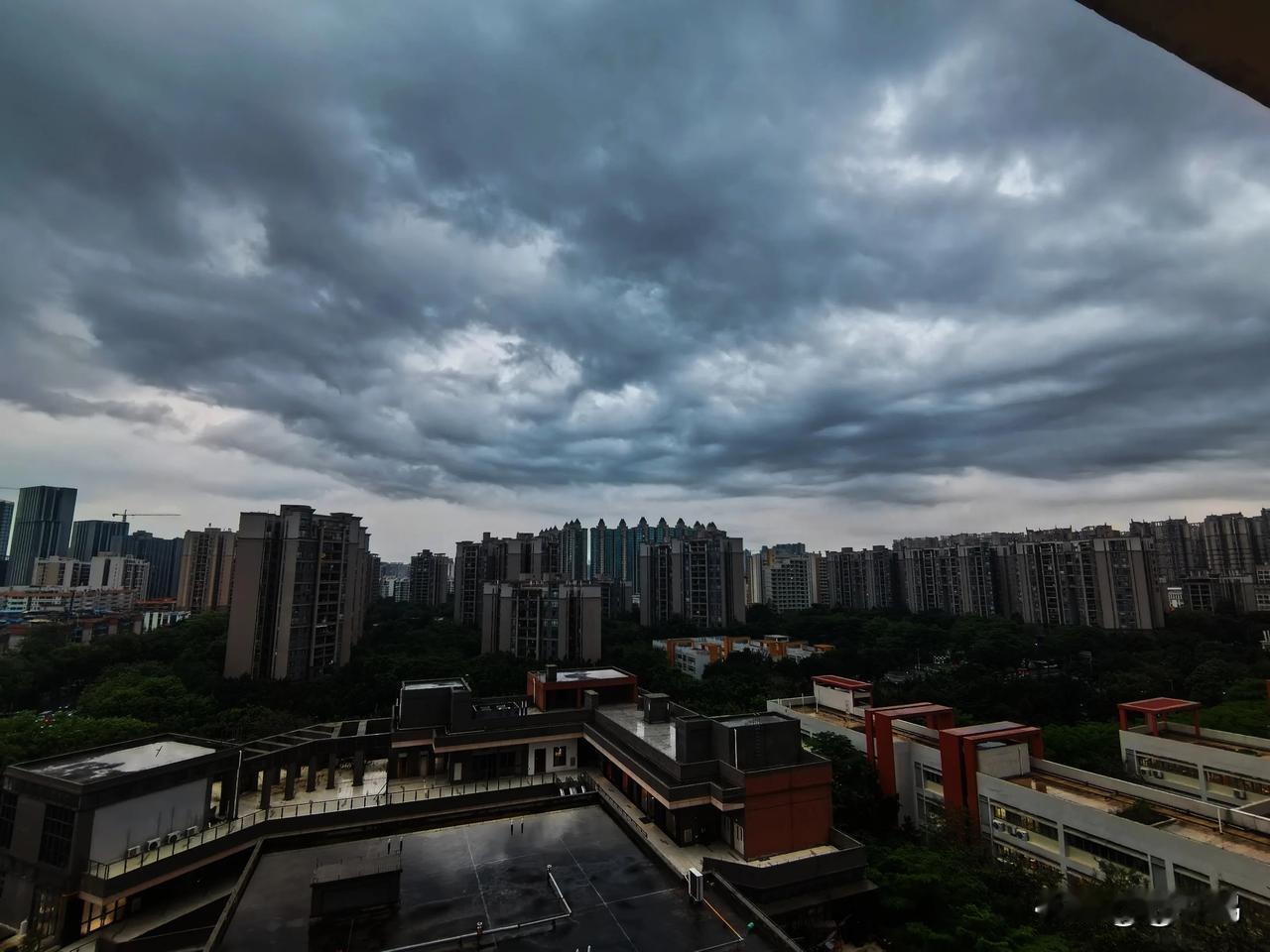 这几天广州每到下午总来一场狂风暴雨。
 
今天三点多提早下班回家，站在高层阳台远