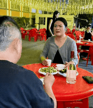 吃饭吃到一半，妻子把一杯水泼到丈夫脸上，服务员会怎么做？
那天店里人不少，菜刚上