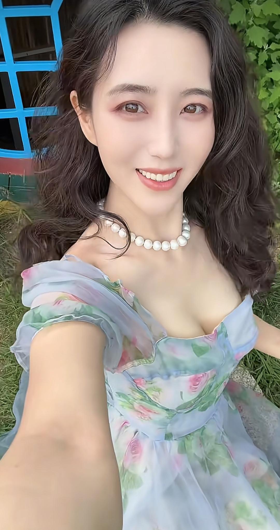 这姑娘穿着花裙笑得真甜！