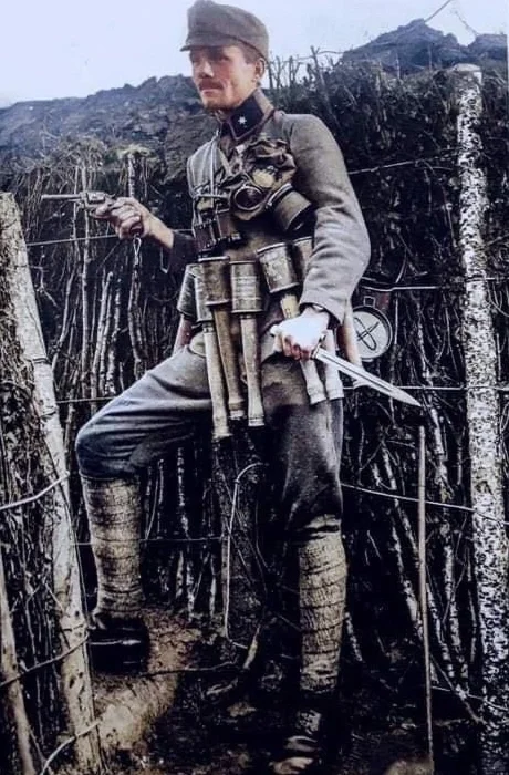 1915年， 一战 ​ ，展示自己突击兵装备的奥匈帝国军官
