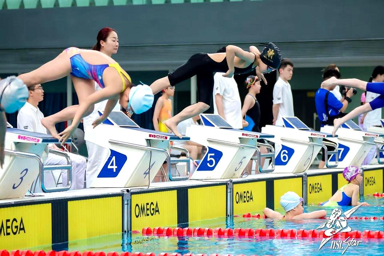 第一次参加大赛，就要跟大孩子同场竞技！
 

昂马游泳俱乐部这8个小将，头一回出