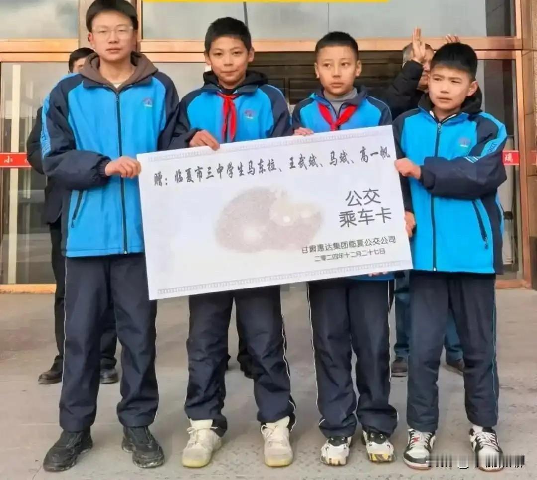 为这四个初中生点个大大的赞！
四个初中生坐公交车上学途中，司机突发心梗，当场陷入