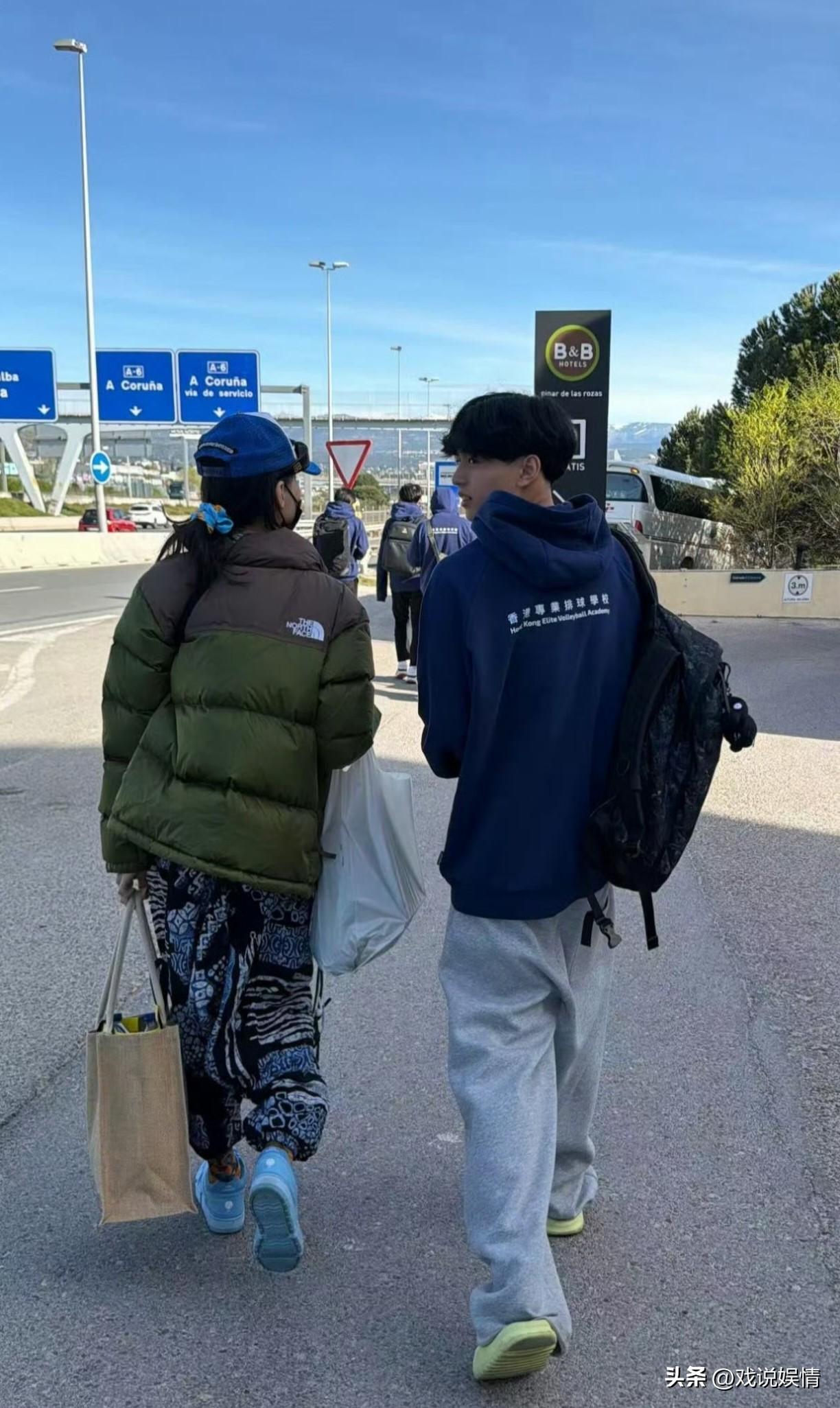 张柏芝晒儿子背影照！
3月31日，张柏芝分享了一组3月份的近照。
户外街头的张柏