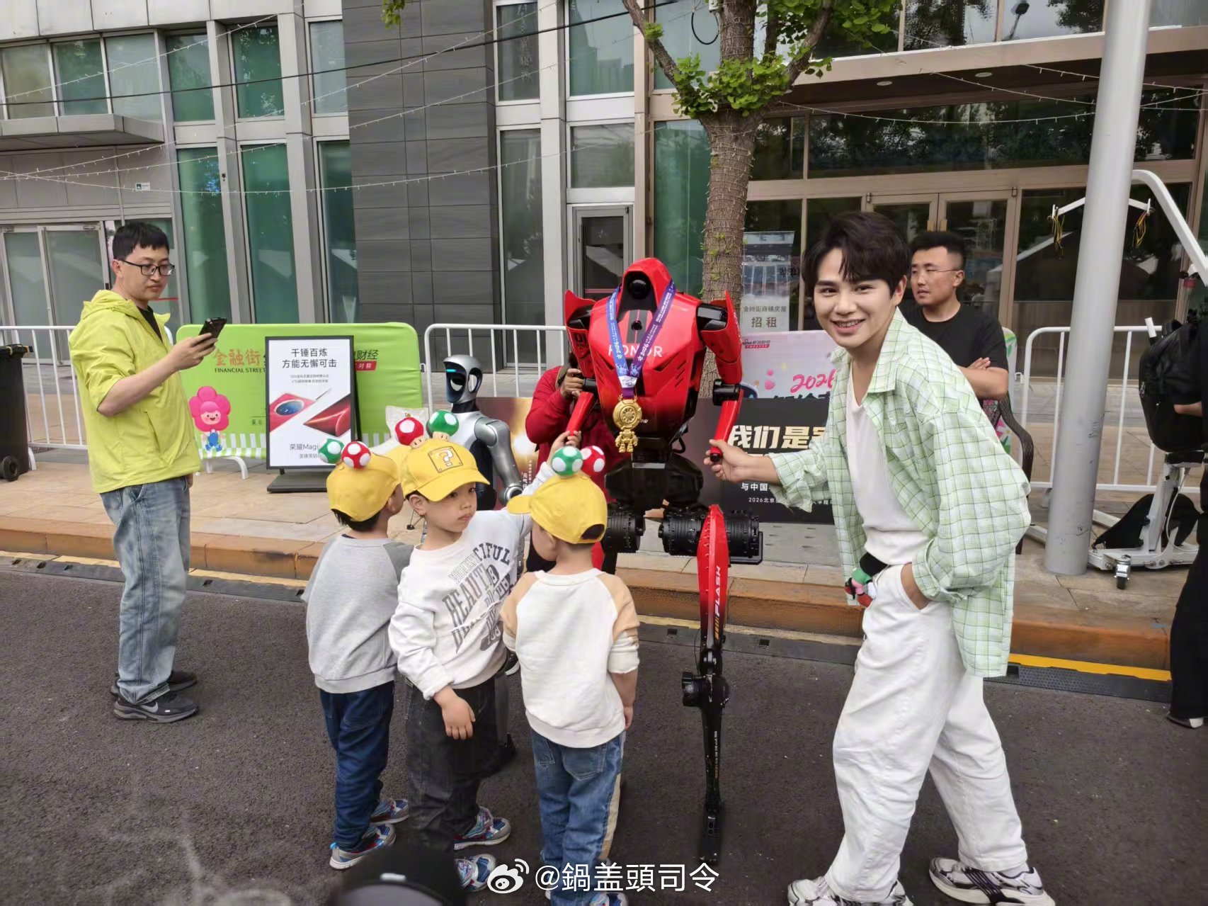 #荣耀机器人夺冠后首次亮相#人类幼崽和科技机器奇妙同框。我突然想到一个点子，这个