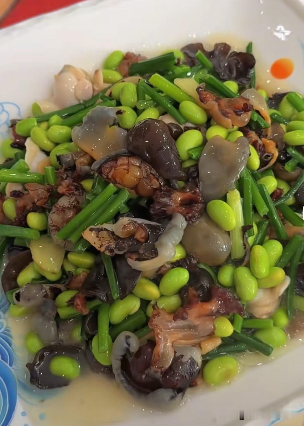 海蜇是江浙常见菜，但炒鲜海蜇，可能只有在南通才吃得到。在南通本帮菜馆，葱油爆炒海