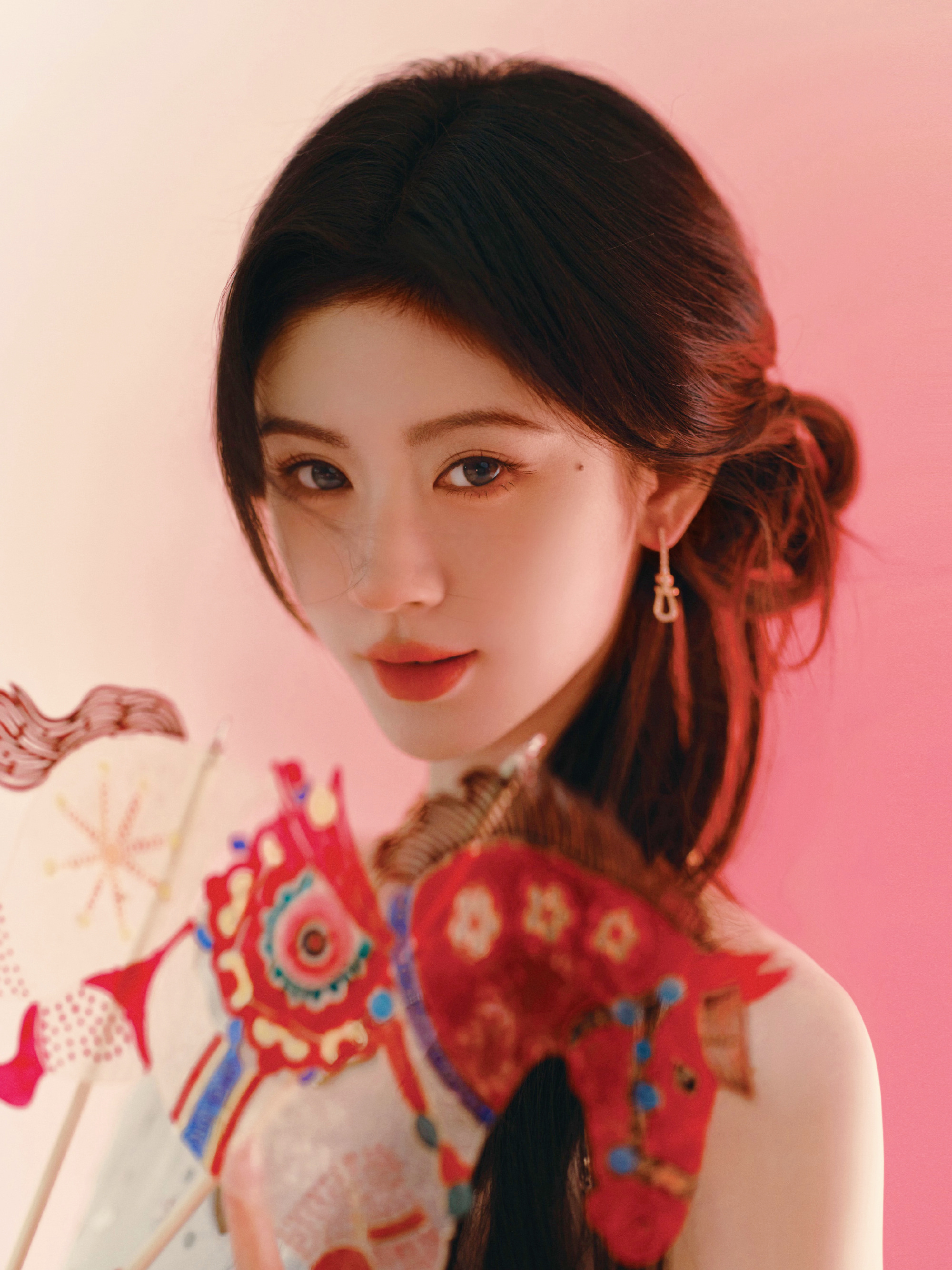 鞠婧祎马年新春大片新中式束发，祥云+皮影完全是东方美学的低吟浅唱 