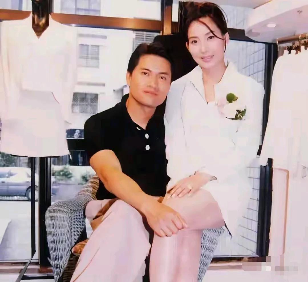 在座的各位男士谁不羡慕吕良伟呢，他的女人不仅是白富美，性格还好，所以，他不幸福谁