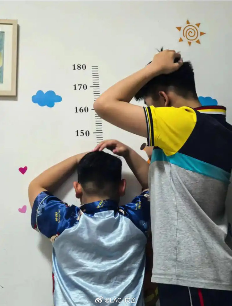 现在的小学生已经是庞然大物了据说图中一个一年级，一个六年级 