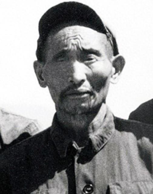 1952年，解放军在大凉山抓到一个独眼土匪，审讯后军区首长震惊：这不就是17年前