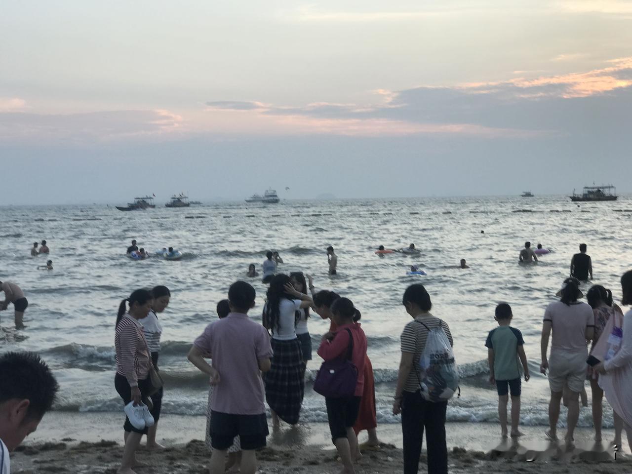 今天巽寮湾海边闹了一个小插曲，一个身材窈窕的女孩让她男朋友抱着拍照时，那男孩手一