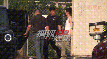张艺兴在艺术区结束工作妆都没卸匆匆上车回酒店路透图 ​​​