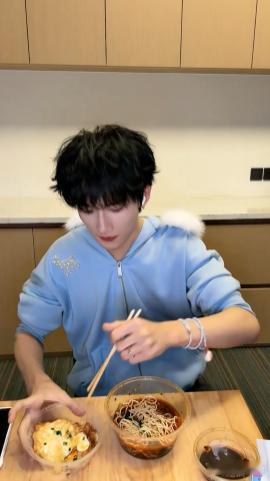 余宇涵吃播 余宇涵的吃播每次都很精彩，轻松愉快的气氛真是让人忍不住多看几遍！ ​