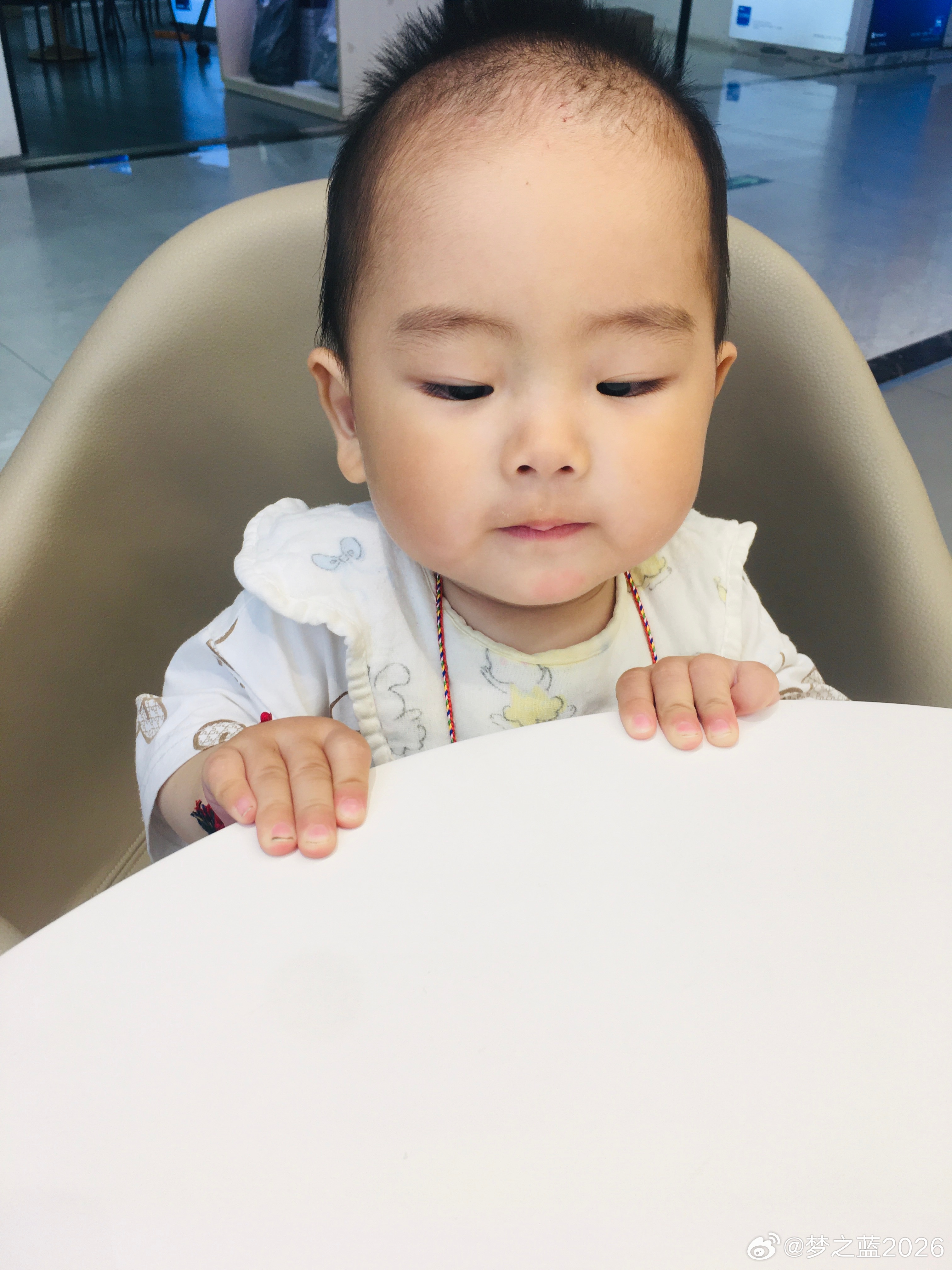 我家娃的双眼皮时有时无，小脸被晒的有的黑有的白
