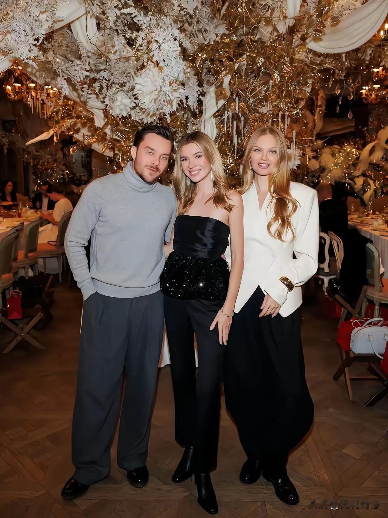 照片中的这个三个年轻人，看起来非常的眼熟，感觉好像在什么地方见过，但一时又想不起