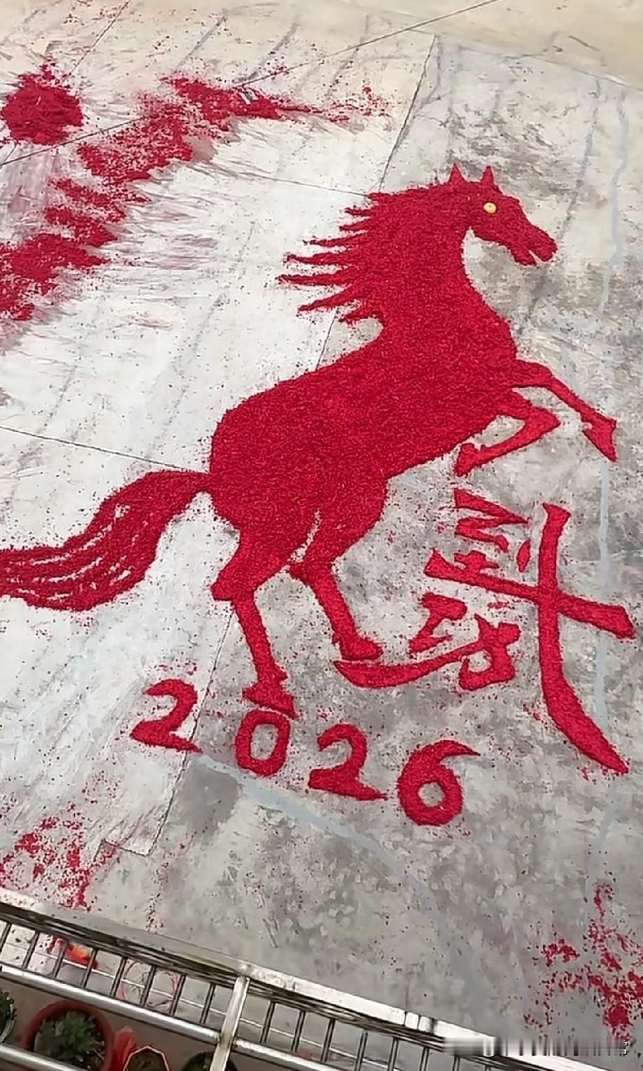 广东大佬用鞭炮屑拼出，马到成功
 
广东一户人家的楼顶，用鞭炮屑拼出了一匹奔腾的