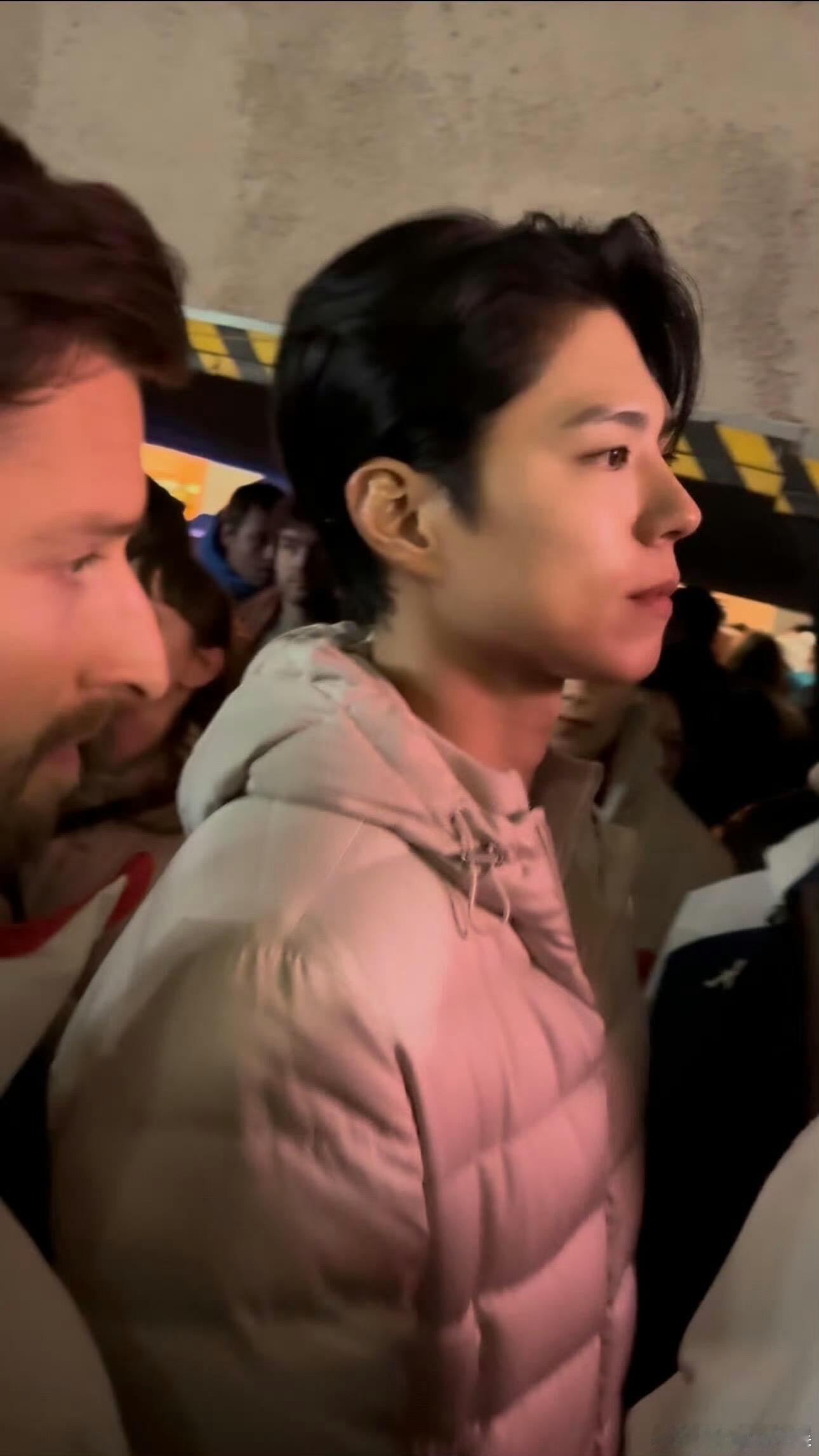 冬奥会偶遇朴宝剑朴宝剑 米兰冬奥开幕式的惊喜——网友偶遇朴宝剑，人群中帅的很亮眼