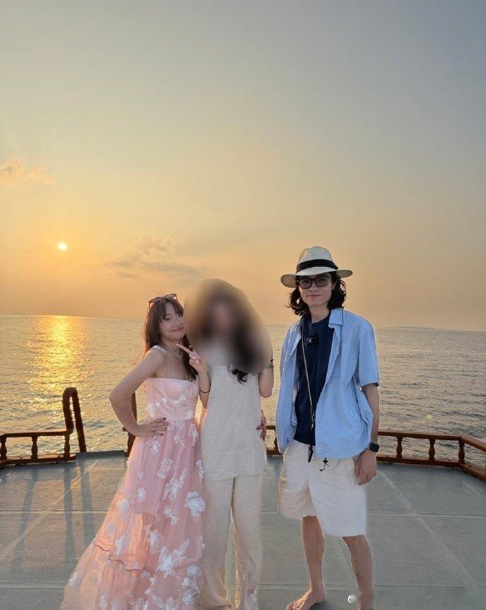 网友晒与麦琳李行亮合照网友马尔代夫旅游偶遇麦琳李行亮网友马尔代夫偶遇麦琳李行亮，